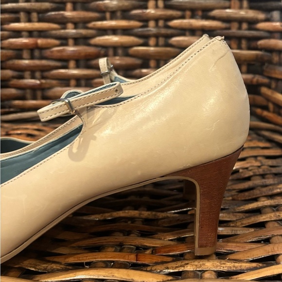 Etienne Aigner Cream Heels with Wooden Block Heel in size 10. Great condition! - Picture 2 of 15